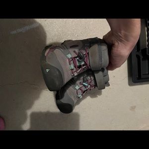 Keen girls hiking shoe. Great shoe. Great used condition bused one season.